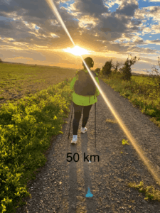 Bei Kilometer 50 meines 70 km Hike Deluxe auf einem Feldweg im Abendlicht